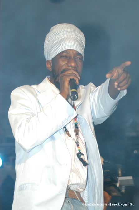 Sizzla - Red Stripe Reggae Sumfest 2005 - Dancehall Night - July 21th, 2005 - Negril Travel Guide, Negril Jamaica WI - http://www.negriltravelguide.com - info@negriltravelguide.com...!