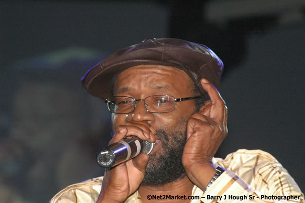 Beres Hammond - Red Stripe Reggae Sumfest 2007 - Zenith - Saturday, July 21, 2007 - Catherine Hall, Montego Bay, St James, Jamaica W.I. - Negril Travel Guide, Negril Jamaica WI - http://www.negriltravelguide.com - info@negriltravelguide.com...!