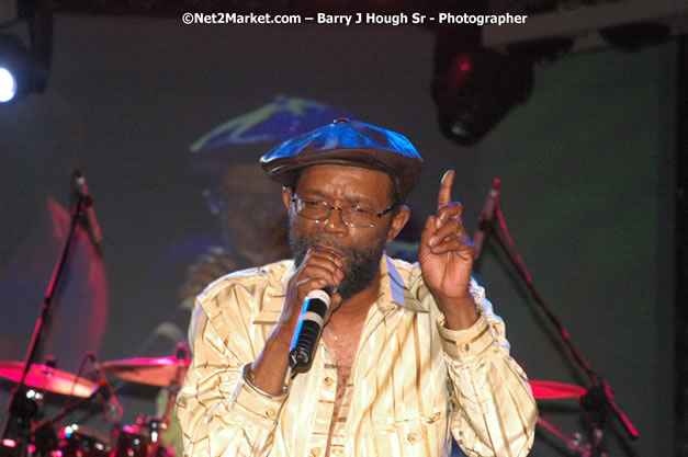 Beres Hammond - Red Stripe Reggae Sumfest 2007 - Zenith - Saturday, July 21, 2007 - Catherine Hall, Montego Bay, St James, Jamaica W.I. - Negril Travel Guide, Negril Jamaica WI - http://www.negriltravelguide.com - info@negriltravelguide.com...!