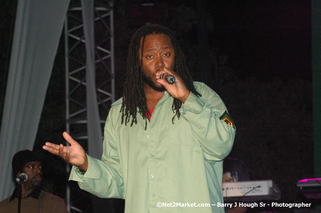 Dwayne Stephenson - Red Stripe Reggae Sumfest 2007 - Zenith - Saturday, July 21, 2007 - Catherine Hall, Montego Bay, St James, Jamaica W.I. - Negril Travel Guide, Negril Jamaica WI - http://www.negriltravelguide.com - info@negriltravelguide.com...!