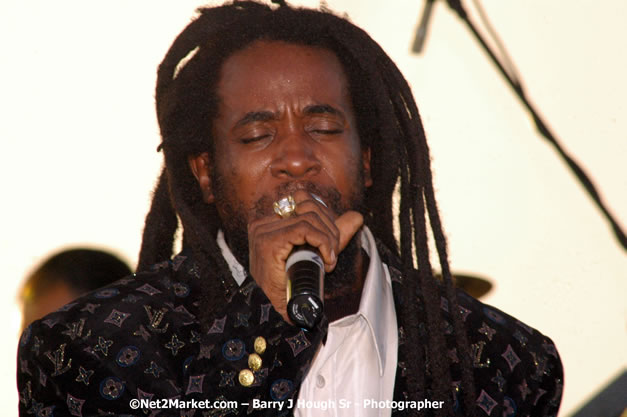 Half Pint - Red Stripe Reggae Sumfest 2007 - Zenith - Saturday, July 21, 2007 - Catherine Hall, Montego Bay, St James, Jamaica W.I. - Negril Travel Guide, Negril Jamaica WI - http://www.negriltravelguide.com - info@negriltravelguide.com...!