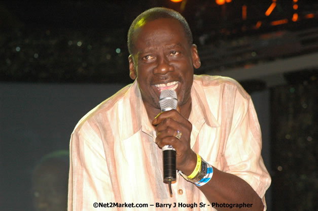 Leroy Sibbles - Red Stripe Reggae Sumfest 2007 - Zenith - Saturday, July 21, 2007 - Catherine Hall, Montego Bay, St James, Jamaica W.I. - Negril Travel Guide, Negril Jamaica WI - http://www.negriltravelguide.com - info@negriltravelguide.com...!