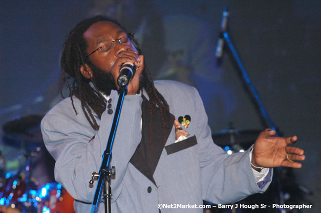 Tarrus Riley - Red Stripe Reggae Sumfest 2007 - Zenith - Saturday, July 21, 2007 - Catherine Hall, Montego Bay, St James, Jamaica W.I. - Negril Travel Guide, Negril Jamaica WI - http://www.negriltravelguide.com - info@negriltravelguide.com...!