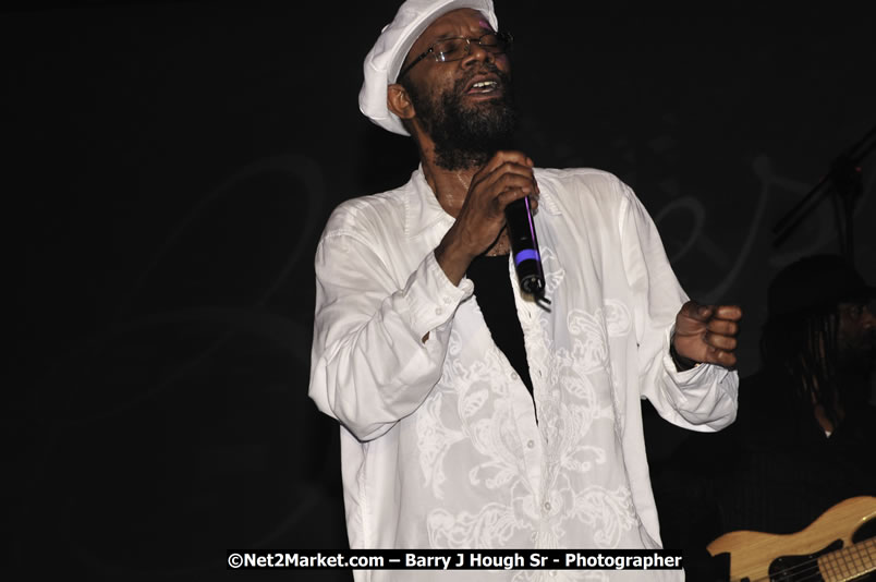 Beres Hammond @ Red Stripe Reggae Sumfest 2008 International Night 2, Catherine Hall, Montego Bay - Saturday, July 19, 2008 - Reggae Sumfest 2008 July 13 - July 19, 2008 - Photographs by Net2Market.com - Barry J. Hough Sr. Photojournalist/Photograper - Photographs taken with a Nikon D300 - Negril Travel Guide, Negril Jamaica WI - http://www.negriltravelguide.com - info@negriltravelguide.com...!