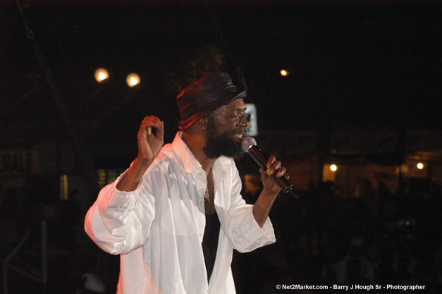 Beres Hammond - Red Stripe Reggae Sumfest 2006 - The Summit - Jamaica's Greatest, The World's Best - Saturday, July 22, 2006 - Montego Bay, Jamaica - Negril Travel Guide, Negril Jamaica WI - http://www.negriltravelguide.com - info@negriltravelguide.com...!