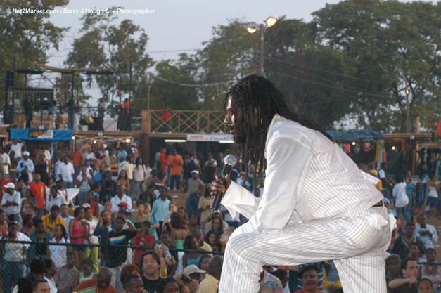 Buju Banton - Red Stripe Reggae Sumfest 2006 - The Summit - Jamaica's Greatest, The World's Best - Saturday, July 22, 2006 - Montego Bay, Jamaica - Negril Travel Guide, Negril Jamaica WI - http://www.negriltravelguide.com - info@negriltravelguide.com...!