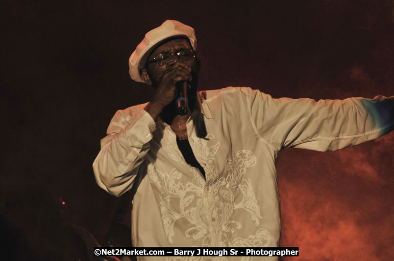 Beres Hammond @ Reggae Sumfest 2008 International Night 2, Catherine Hall, Montego Bay - Saturday, July 19, 2008 - Reggae Sumfest 2008 July 13 - July 19, 2008 - Photographs by Net2Market.com - Barry J. Hough Sr. Photojournalist/Photograper - Photographs taken with a Nikon D300 - Negril Travel Guide, Negril Jamaica WI - http://www.negriltravelguide.com - info@negriltravelguide.com...!