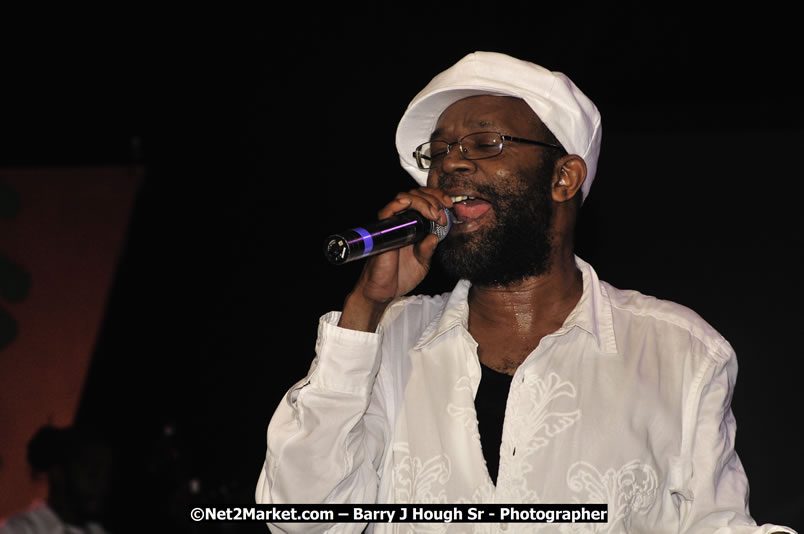 Beres Hammond @ Reggae Sumfest 2008 International Night 2, Catherine Hall, Montego Bay - Saturday, July 19, 2008 - Reggae Sumfest 2008 July 13 - July 19, 2008 - Photographs by Net2Market.com - Barry J. Hough Sr. Photojournalist/Photograper - Photographs taken with a Nikon D300 - Negril Travel Guide, Negril Jamaica WI - http://www.negriltravelguide.com - info@negriltravelguide.com...!