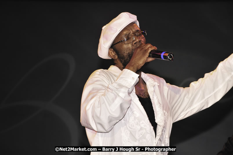 Beres Hammond @ Reggae Sumfest 2008 International Night 2, Catherine Hall, Montego Bay - Saturday, July 19, 2008 - Reggae Sumfest 2008 July 13 - July 19, 2008 - Photographs by Net2Market.com - Barry J. Hough Sr. Photojournalist/Photograper - Photographs taken with a Nikon D300 - Negril Travel Guide, Negril Jamaica WI - http://www.negriltravelguide.com - info@negriltravelguide.com...!