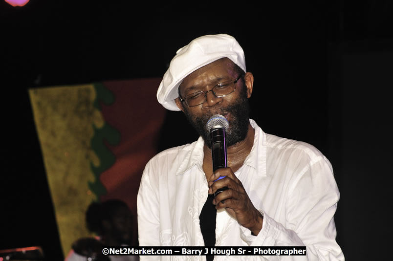 Beres Hammond @ Reggae Sumfest 2008 International Night 2, Catherine Hall, Montego Bay - Saturday, July 19, 2008 - Reggae Sumfest 2008 July 13 - July 19, 2008 - Photographs by Net2Market.com - Barry J. Hough Sr. Photojournalist/Photograper - Photographs taken with a Nikon D300 - Negril Travel Guide, Negril Jamaica WI - http://www.negriltravelguide.com - info@negriltravelguide.com...!