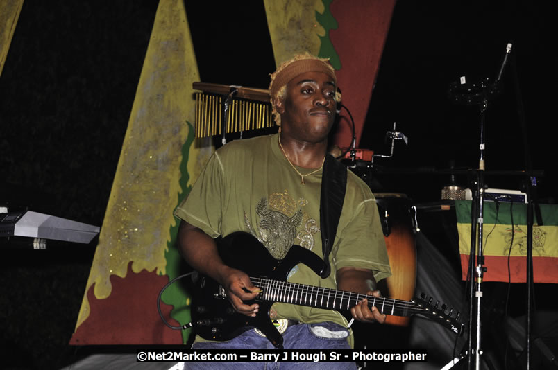 Bonafide @ Reggae Sumfest 2008 International Night 2, Catherine Hall, Montego Bay - Saturday, July 19, 2008 - Reggae Sumfest 2008 July 13 - July 19, 2008 - Photographs by Net2Market.com - Barry J. Hough Sr. Photojournalist/Photograper - Photographs taken with a Nikon D300 - Negril Travel Guide, Negril Jamaica WI - http://www.negriltravelguide.com - info@negriltravelguide.com...!