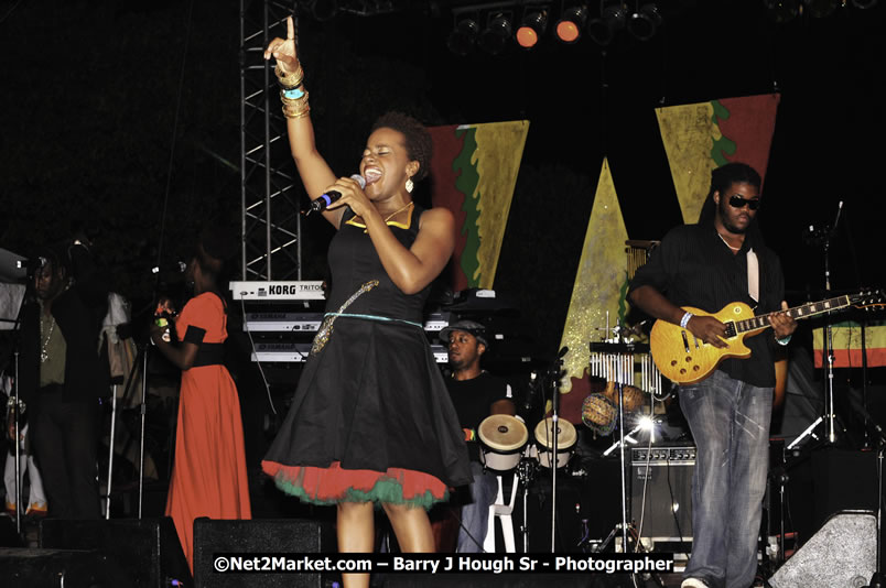 Etana @ Reggae Sumfest 2008 International Night 2, Catherine Hall, Montego Bay - Saturday, July 19, 2008 - Reggae Sumfest 2008 July 13 - July 19, 2008 - Photographs by Net2Market.com - Barry J. Hough Sr. Photojournalist/Photograper - Photographs taken with a Nikon D300 - Negril Travel Guide, Negril Jamaica WI - http://www.negriltravelguide.com - info@negriltravelguide.com...!