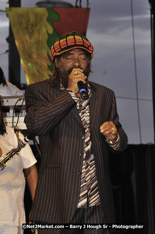 John Holt @ Reggae Sumfest 2008 International Night 2, Catherine Hall, Montego Bay - Saturday, July 19, 2008 - Reggae Sumfest 2008 July 13 - July 19, 2008 - Photographs by Net2Market.com - Barry J. Hough Sr. Photojournalist/Photograper - Photographs taken with a Nikon D300 - Negril Travel Guide, Negril Jamaica WI - http://www.negriltravelguide.com - info@negriltravelguide.com...!